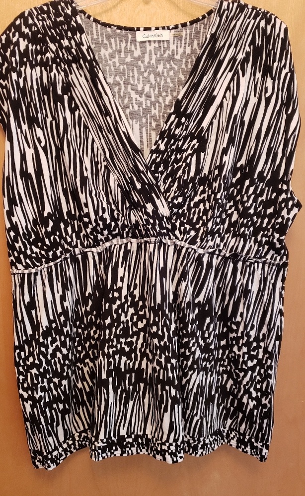 🎯Calvin Klein Black/white empire style top